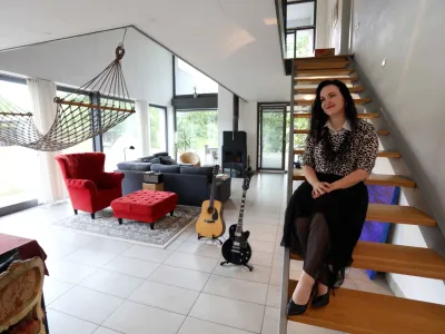 pevka Tinkara Kovač iz vasi Lokev na Krasu<br><br><br>- 26.07.2022 &ndash; KRAS &ndash; Kra&scaron;evci - reportaža o življenju na Krasu - kamnita pokrajina, ki se razteza med Trža&scaron;kim zalivom in Vipavsko dolino ter med So&scaron;ko dolino in Brkini &ndash; <br><br>//FOTO: Tomaž Skale<br>OPOMBA &ndash; REPORTAŽA ZA OBJEKTIV 2022 - <br>