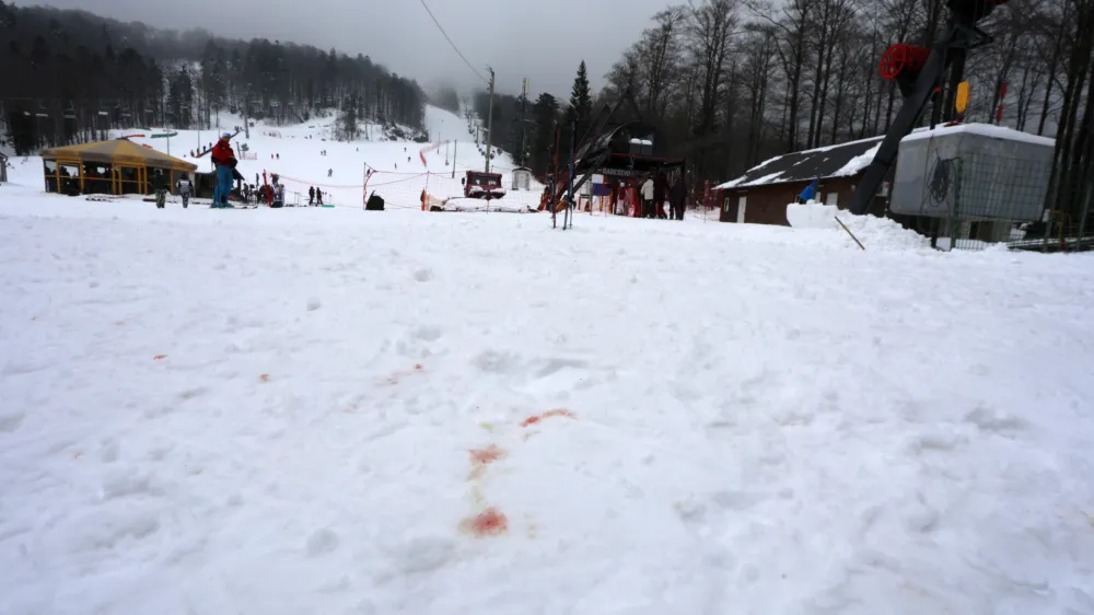 Manj&scaron;e, a zelo prijetno in priljubljeno smuči&scaron;če Platak nad Reko je bilo prizori&scaron;če brutalnega napada treh borcev na gorskega re&scaron;evalca.&nbsp;
