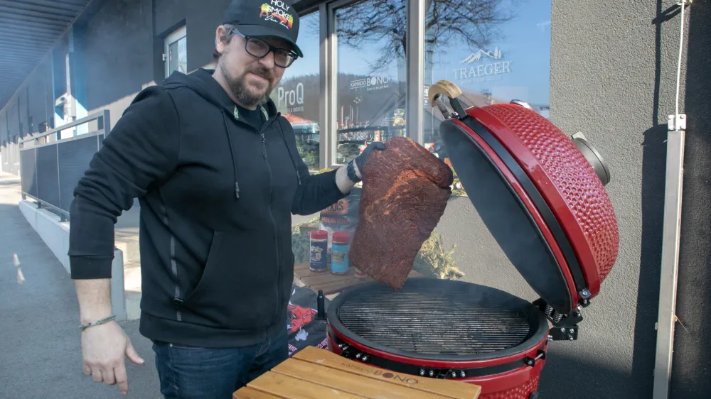 - 02.02.2023 - Peter Hajdu, strokovnjak Ameriskega BBQ, ustanovitelj projekta Žarovnije BBQ in sodnik na tekmovanjih KCBS BBQ //FOTO: Luka Cjuha