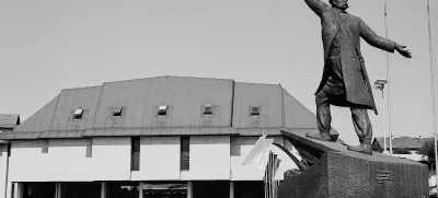 Monumentalni kip Matije Gubca iz leta 1977 avtorja Toneta Kralja, ki na ploščadi pred Kulturnim domom Krško spominja na veliki upor kmetov izpred 450 let.