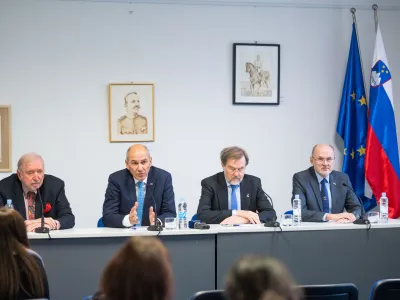 Ljubljana, Muzejska zbirka Zdruzenja VSO.<br>Novinarska konferenca Zdruzenja za vrednote slovenske osamosvojitve (VSO), na kateri so predstavili stalisca glede zdruzenja Muzeja slovenske osamosvojitve in Muzeja novejse zgodovine Slovenije v Muzej novejse in sodobne zgodovine Slovenije.<br>Nekdanji zunanji minister Dimitrij Rupel, predsednik SDS Janez Jansa, predsednik VSO Alojz Peterle in nekdanji drzavni sekretar Jelko Kacin.