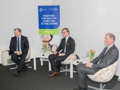 Minister za visoko &scaron;olstvo, znanost in inovacije dr. Igor Papič (levo), direktor LUI Jakob Gaj&scaron;ek (na sredini) in rektor Univerze v Ljubljani prof. dr. Gregor Majdič (desno) F LUI