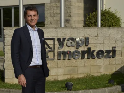 Aslan Uzun
direktor družbe Yapi Merkezi

Prepričan sem, da si bomo finančno opomogli mnogo prej kot psihično. To bo trajalo &scaron;e desetletja. Danes smo &scaron;e vsi v popolnem &scaron;oku.