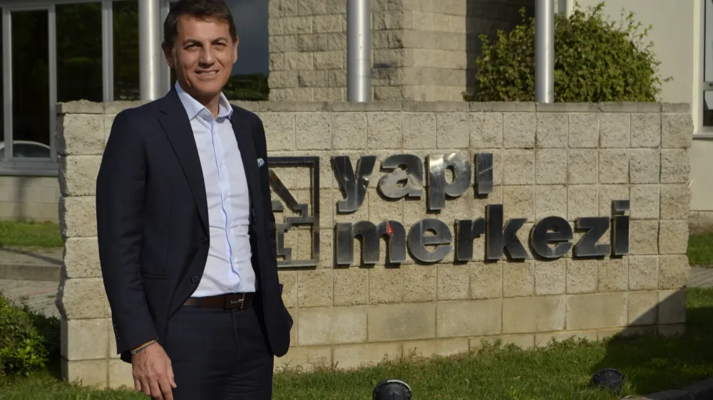 Aslan Uzun
direktor družbe Yapi Merkezi

Prepričan sem, da si bomo finančno opomogli mnogo prej kot psihično. To bo trajalo &scaron;e desetletja. Danes smo &scaron;e vsi v popolnem &scaron;oku.
