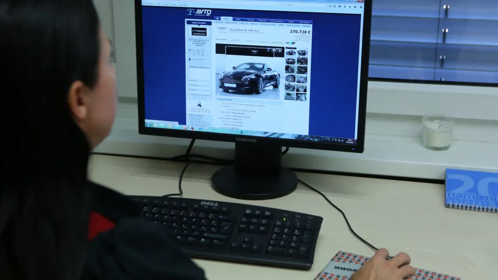 - simbolična fotografija - spletno nakupovanje - nakup preko spleta - internet - računalnik - avtomobilizem - spletna stran avto.net - ///FOTO: Luka Cjuha