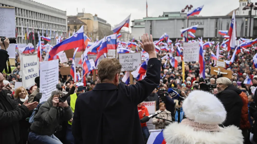 Včeraj se je zgodil drugi vseslovenski protest upokojencev, ki sta ga organizirala ljudska iniciativa Glas upokojencev Slovenije in In&scaron;titut 1. oktober, ki ju vodi nekdanji poslanec SDS in biv&scaron;i župan Tržiča Pavel Rupar. Zbralo naj bi se okoli 6000 ljudi. Foto:&nbsp;Nik Erik Neubauer