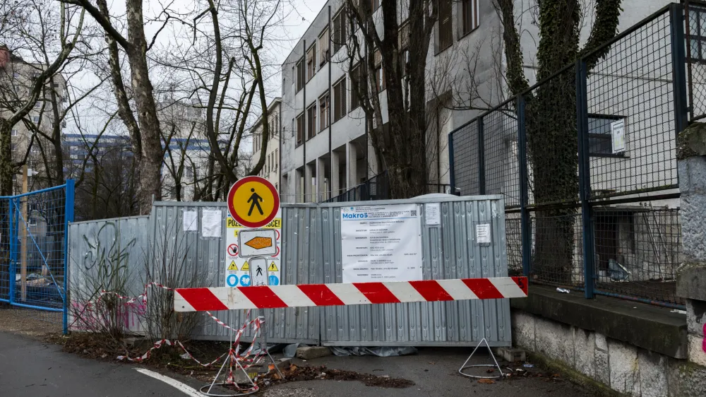 Prizidek in delna prenova Gimnazije Bežigrad naj bi bila končana do konca avgusta.