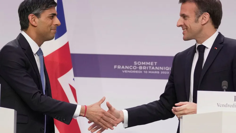 Britanski premier Sunak je francoskemu predsedniku Macronu obljubil 500 milijonov funtov za preprečevanje nezakonitih migracij na Otok. Foto: Reuters