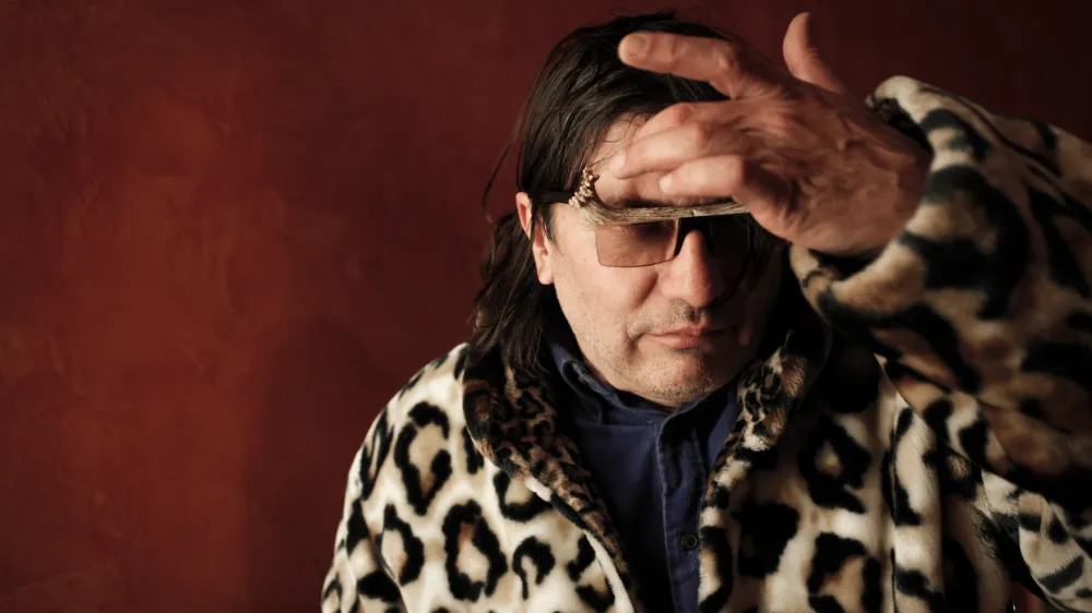 - 04.02.2015 - Rambo Amadeus (Antonije Pu&scaron;ić), glasbenik, pesnik in medijski manipulator, ki živi in dela v Beogradu v Srbiji in rojstni Črni Gori - kralj glasbene ekstravagance, samooklicani Svetovni Mega Car, krstitelj turbo-folka, združitelj jazza, funka, rocka in stand-up komedije.   ///FOTO: Luka Cjuha.
