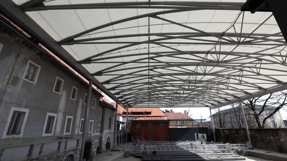 - 08.03.2022 - Poletno gledali&scaron;če Avditorij Križanke - nova prostostoječa demontažna streha - //FOTO: Tomaž Skale