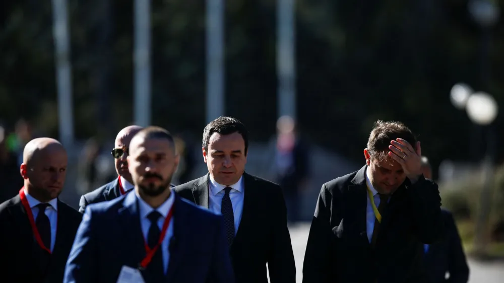 Kosovski premier Albin Kurti je dejal, da Srbija beži od podpisa sporazuma, in dodal, da EU i&scaron;če mehanizem, s katerim bi bil status tega sporazuma pravno zavezujoč.