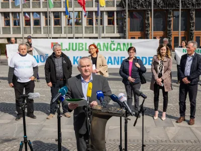 Ljubljana, Trg republike.<br>Novinarska konferenca Sindikata kmetov Slovenije in nekaterih drugih organizacij pred opozorilnim protestom kmetov po vec krajih Slovenije.<br>Predstavnik sindikata kmetov Slovenije Anton Medved.