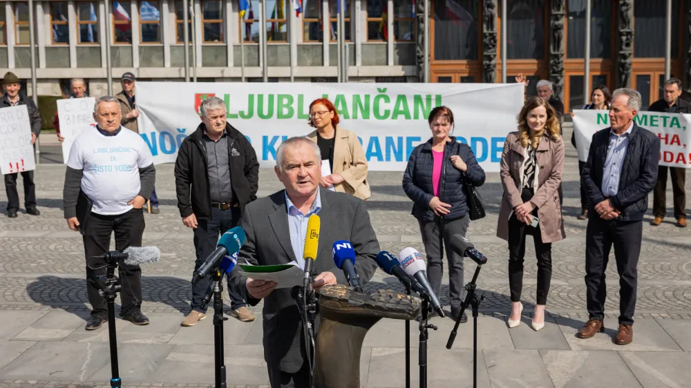 Ljubljana, Trg republike.<br>Novinarska konferenca Sindikata kmetov Slovenije in nekaterih drugih organizacij pred opozorilnim protestom kmetov po vec krajih Slovenije.<br>Predstavnik sindikata kmetov Slovenije Anton Medved.
