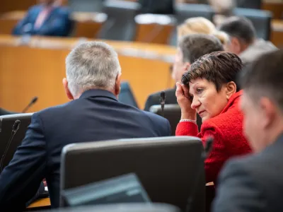 Ljubljana, DZ.<br>Nadaljevanje redne seje DZ, na kateri obravnavajo predloge novel zakonov o znanstvenoraziskovalni in inovacijski dejavnosti, o cezmejnem izvajanju storitev, ter o evidencah na podrocju dela in socialne varnosti.