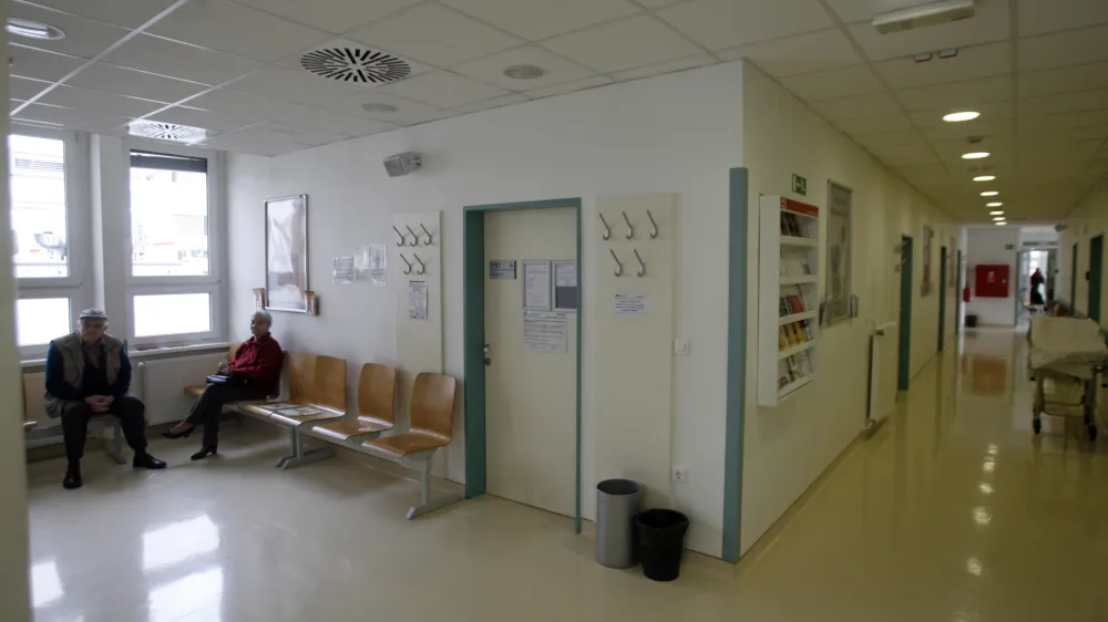 - zdravstvo - Zdravstveni dom Vič - čakalnica - Splo&scaron;na stavka dela javnega sektorja 2012 zaradi varčevalnih ukrepov vlade - sodelovalo med 80.000 in 90.000 javnih uslužbencev v dejavnostih &scaron;olstva, vzgoje, zdravstva, socialnega varstva, policije in veterine. protest-javni uslužbenci //FOTO: Bojan Velikonja
