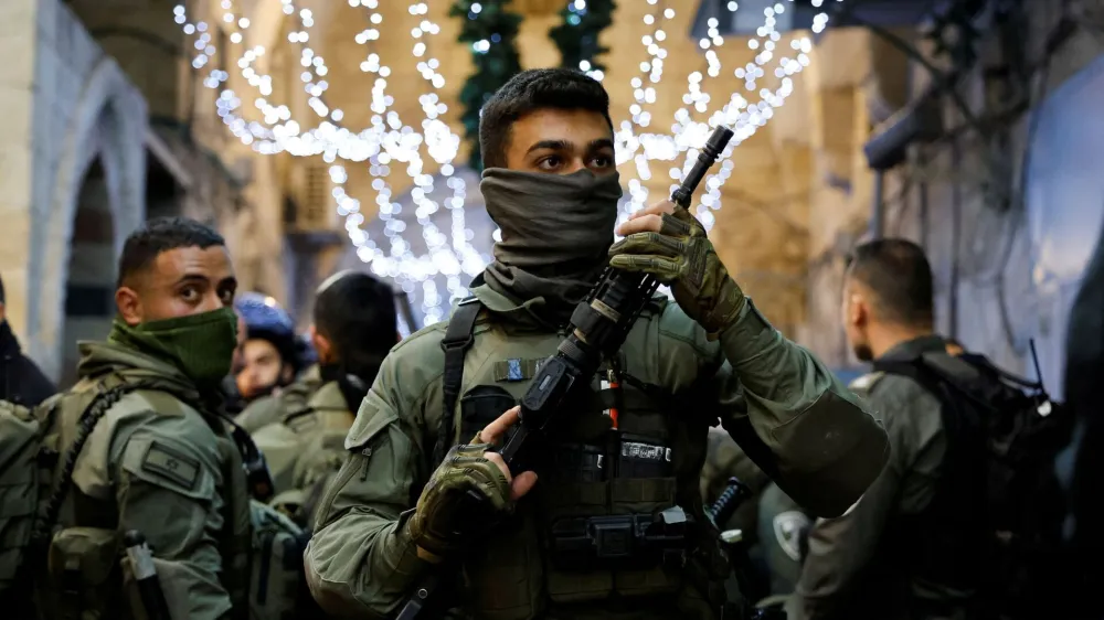 Israeli border policemen take position near Al-Aqsa compound also known to Jews as the Temple Mount, while tension arises during clashes with Palestinians in Jerusalem's Old City, April 5, 2023. REUTERS/Ammar Awad