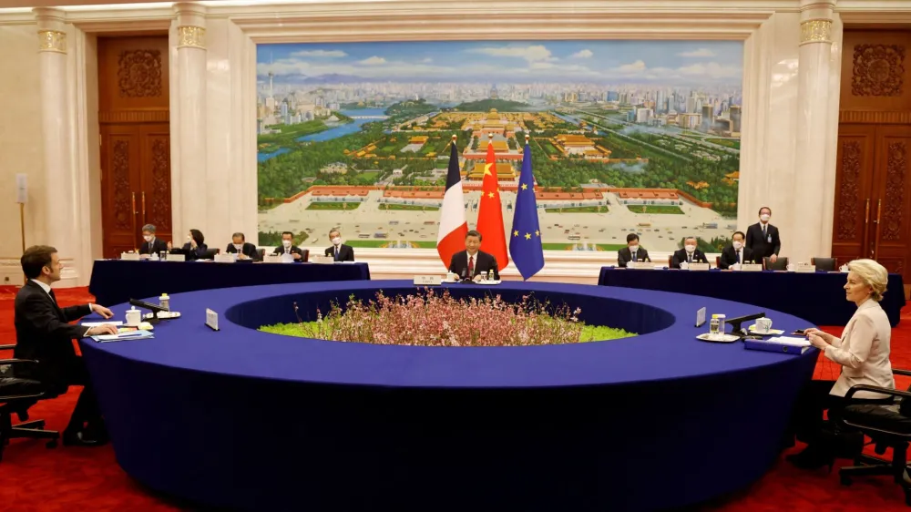 Macron se je Xijem najprej sestal na dvostranskem srečanju, pozneje sta v raz&scaron;irjenem formatu sedela skupaj z von der Leynovo.