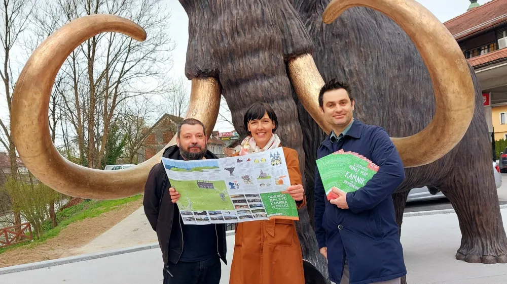 Ilustrator Ivan Mitrevski, lokalna turistična vodnica Irena Grmek in Luka Svetec, v. d. direktorja ZT&Scaron;K, so predstavili nov Družinski zemljevid Kamnika in okolice.&nbsp;