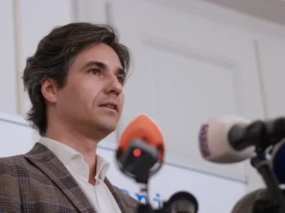 Ljubljana, DZ.<br>Novinarska konferenca glede ukinitve dopolnilnega zdravstvenega zavarovanja.<br>Minister za delo, druzino, socialne zadeve in enake moznosti Luka Mesec.