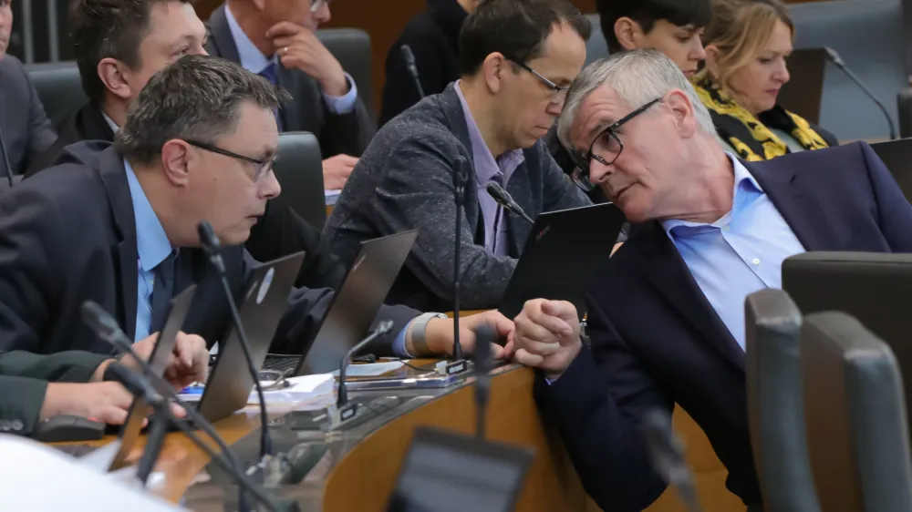 Ljubljana, DZ.<br>Nadaljevanje redne seje DZ, na kateri so med drugim znova odlocali o noveli zakona o tujcih ter obravnavali predlog o spremembah zakona o nujnem posredovanju za obravnavo visokih cen energije in predlog novele zakona o ukrepih za obvladovanje kriznih razmer na podrocju oskrbe z energijo.