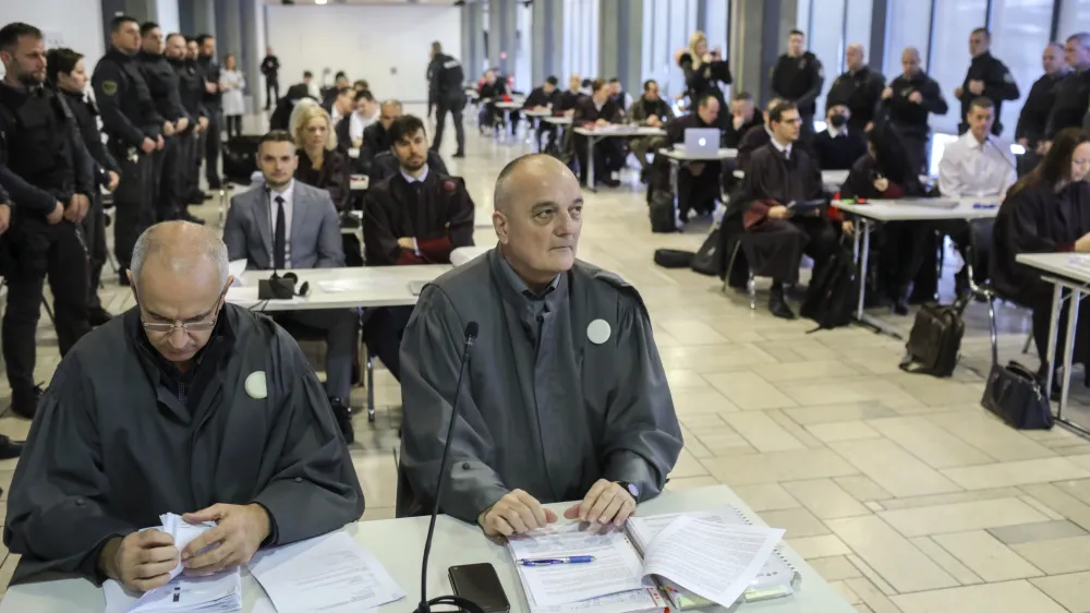 tožilca Jože Leva&scaron;ič in Marko Godec<br><br>- 24.01.2023 &ndash; glavna obravnava primer Kava&scaron;ki klan &ndash;&ndash; sojenje domnevnim članom slovenskega dela Kava&scaron;kega klana, ta izvira iz Črne gore &ndash; tožilstvo očita, da naj bi vsaj od decembra 2018 do maja 2021 na območju več držav v okviru hierarhično organizirane kriminalne združbe na veliko trgovali z drogo.<br><br>//FOTO: Jaka Gasar