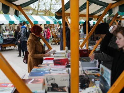 - 23.04.2022 - Knjižni sejem na zraku ob svetovnem dnevu knjige; branje poezije iz pesni&scaron;kih zbirk Braneta Senegačnika Pogovori z nikomer in Milana Dekleve Nevidnosti; park Zvezda, //FOTO: Bojan Velikonja