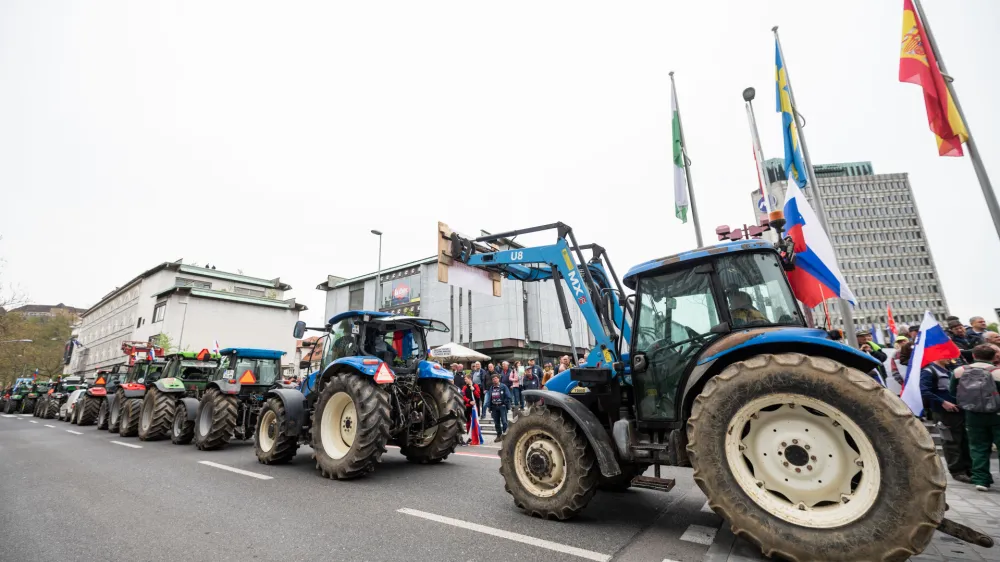 Ljubljana, Trg republike.<br>Protestni shod kmetov v srediscu prestolnice, ki od vlade zahtevajo zascito in vec razumevanja za polozaj slovenskega kmeta.