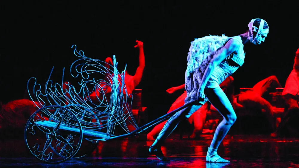 Sodobni balet Kdo neki tam poje (Ko to tamo peva) po zamisli Ljubivoja Tadića, na glasbo Vojislava Vokija Kostića ter v koreografiji in režiji Sta&scaron;a Zurovca je že več kot dvajset let uspe&scaron;nica Narodnega gledali&scaron;ča Beograd. F Željko Jovanović