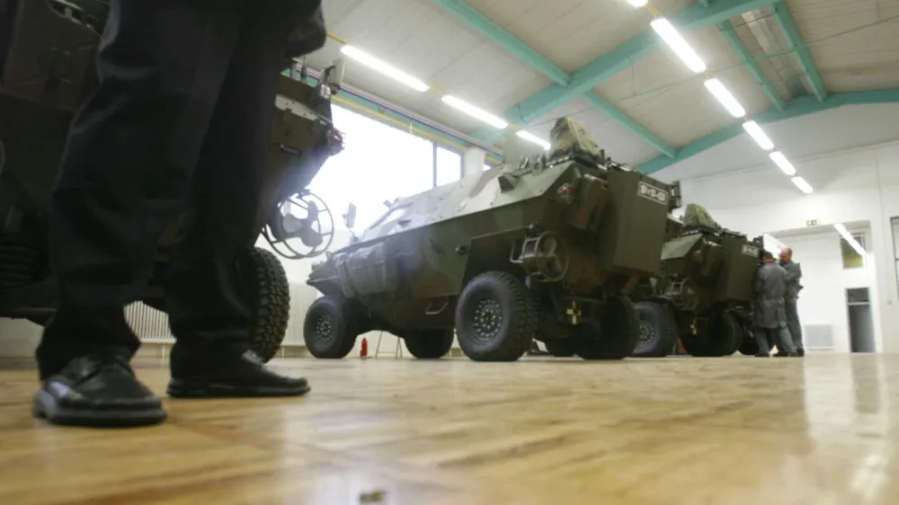  - voja&scaron;ki oklepniki Otokar Cobra - lahko izvidni&scaron;ko oklepno vozilo Cobra 4X4 tur&scaron;kega proizvajalca Otokar - oklepno vozilo za zaznavo in analizo radiolo&scaron;ke, kemične in biolo&scaron;ke onesnaženosti (RKB).za potrebe Slovenske vojske (SV) v mariborskem podjetjju EM Tronic - namestili in integrirali RKB-senzorje - oborožitvena postaja izraelskega proizvajalca Elbit <br><br><br>- nakup 10 izvidni&scaron;kih vozil za RKB (radiolo&scaron;ko, kemično, biolo&scaron;ko obrambo) v vrednosti približno 20 milijonov evrov <br><br><br>/FOTO: Bojan Velikonja<br><br>OPOMBA: ZA OBJAVO V ČASOPISU DNEVNIK