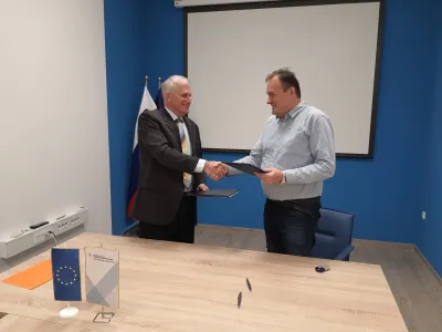 Tako je nekdanji direktor direkcije za vode Roman Kramer (levo) lani podpisoval sporazume o naložbah z občinami. A danes na direkciji in pristojnem ministrstvu pravijo, da ne vedo, kako je projekte in občine sploh izbral. Na fotografiji podpis sporazuma z občino La&scaron;ko.