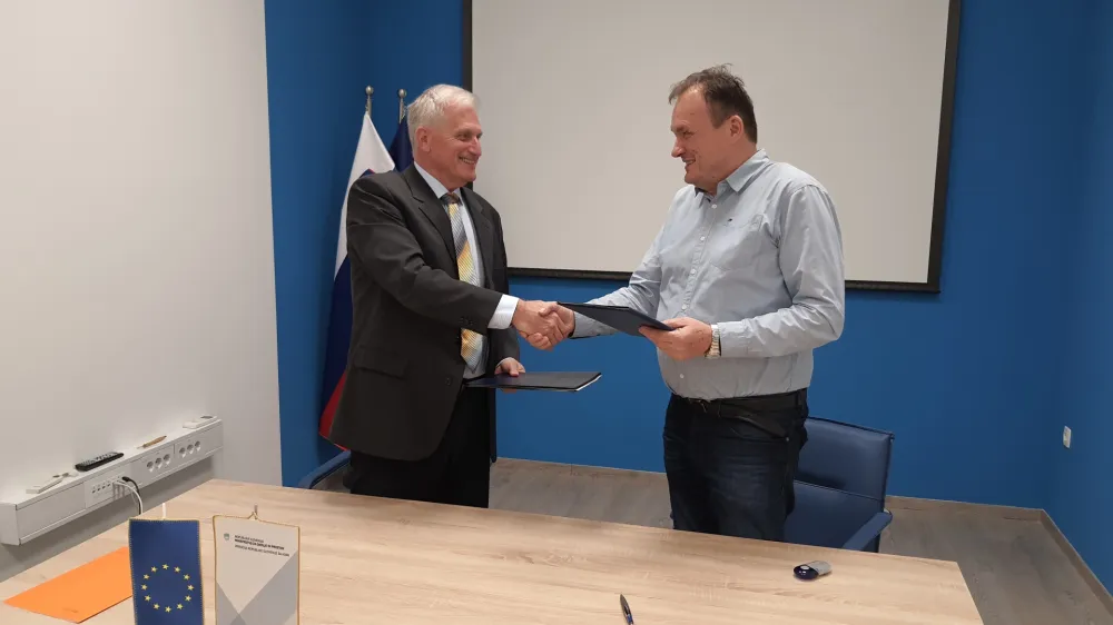 Tako je nekdanji direktor direkcije za vode Roman Kramer (levo) lani podpisoval sporazume o naložbah z občinami. A danes na direkciji in pristojnem ministrstvu pravijo, da ne vedo, kako je projekte in občine sploh izbral. Na fotografiji podpis sporazuma z občino La&scaron;ko.
