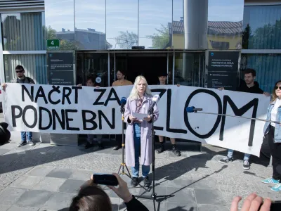 Ljubljana, pred ministrstvom za okolje, podnebje in energijo.<br>Gibanje Mladi za podnebno pravicnost je ministrstvu za okolje, podnebje in energijo predalo javno pismo Nacrt za podnebni zlom.<br>Predstavnica gibanja Mladi za podnebno pravicnost Pia Zupancic.