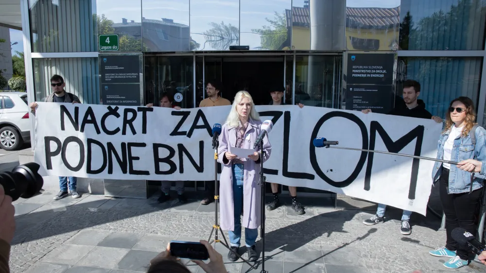 Ljubljana, pred ministrstvom za okolje, podnebje in energijo.<br>Gibanje Mladi za podnebno pravicnost je ministrstvu za okolje, podnebje in energijo predalo javno pismo Nacrt za podnebni zlom.<br>Predstavnica gibanja Mladi za podnebno pravicnost Pia Zupancic.