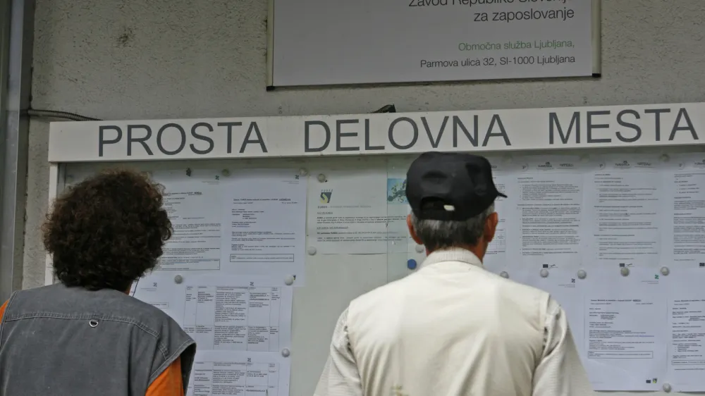 - Zavod RS za zaposlovanje, oglasna tabla - prosta delovna mesta, Parmova ulica 32 //FOTO: Matej Pov&scaron;e
