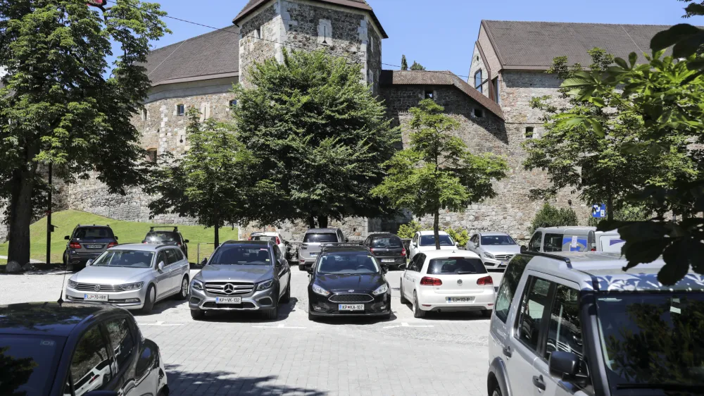 Parkiranje pred vhodom na ljubljanski grad kmalu ne bo več brezplačno.&nbsp;