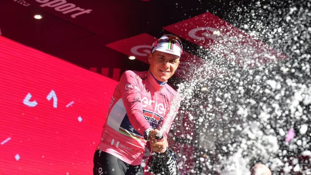 Cycling - Giro d'Italia - Stage 1 - Costa dei Trabocchi Tudor ITT Fossacesia Marina to Ortona - Italy - May 6, 2023 Soudal &ndash; QuickStep's Remco Evenepoel wearing the maglia rosa jersey sprays champagne to celebrate winning stage 1 REUTERS/Jennifer Lorenzini