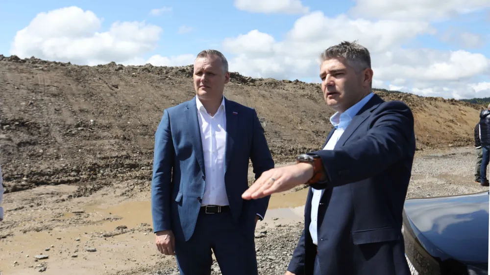minister za okolje, podnebje in energijo Bojan Kumer župan občine Komenda Jurij Kern- 15.05.2023 - Kulturni dom Komenda - novinarska konferenca Občine Komenda ob zaprtju odlagali&scaron;ča inertnih odpadkov Suhadole,//FOTO: Tomaž Skale