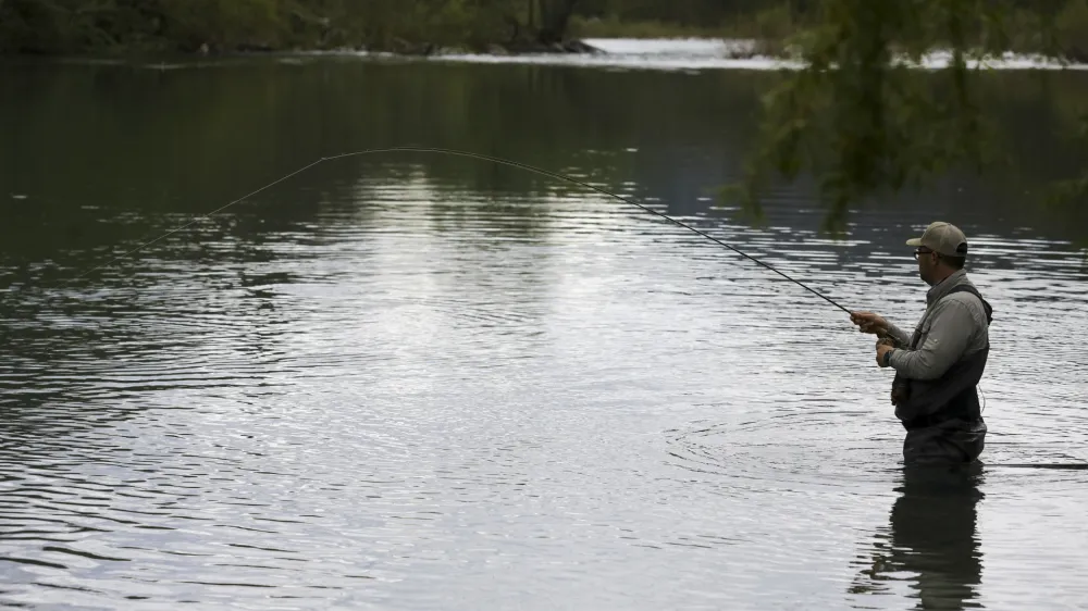 Kriterija na naravi temelječih re&scaron;itev in ne &scaron;koduj bistveno sta edini varovalki pred &scaron;kodljivimi posegi v reke. A kdo in kako jih bo preverjal, ni jasno. Foto: Luka Cjuha