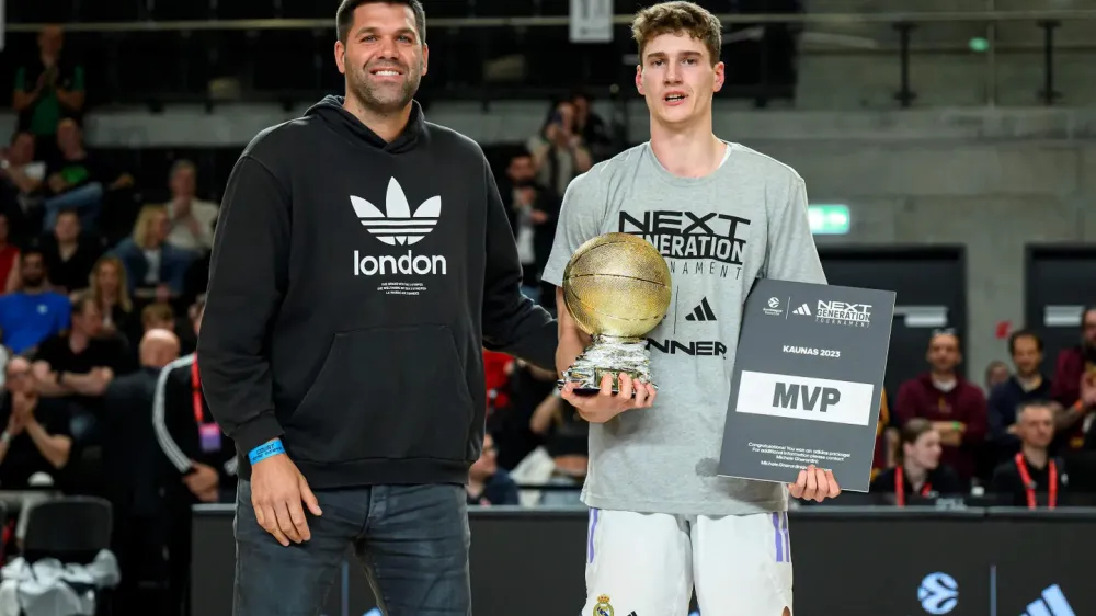 Najkoristnej&scaron;i igralec mladinskega evroliga&scaron;kega turnirja Next Generation Jan Vide (levo nekdanji ko&scaron;arkar Reala Madrida Felipe Reyes) najraje spremlja igre zvezdnika v ligi NBA Kyrieja Irvinga. Foto: euroleaguebasketball.net