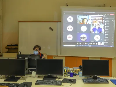 Pri branju z zaslona je v primerjavi z branjem s papirja bralec manj skoncentriran in bere bolj povr&scaron;insko. Fotografija je simbolična. Foto: Luka Cjuha&nbsp;