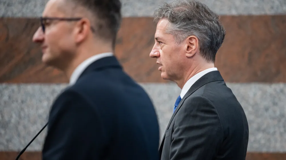 Ljubljana, ministrstvo za obrambo.<br>Izjava za medije po obisku predsednika vlade Roberta Goloba na ministrstvu za obrambo.<br>Minister za obrambo Marjan Sarec in predsednik vlade Robert Golob.