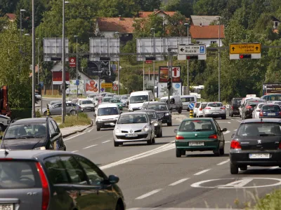 zoženje ceste- Lavrica 2013 - Dolenjska cesta - zgo&scaron;čen promet proti Kočevju - prometni zastoj -- gost promet z zastoji zaradi prometne konice //FOTO: Tomaž Skale