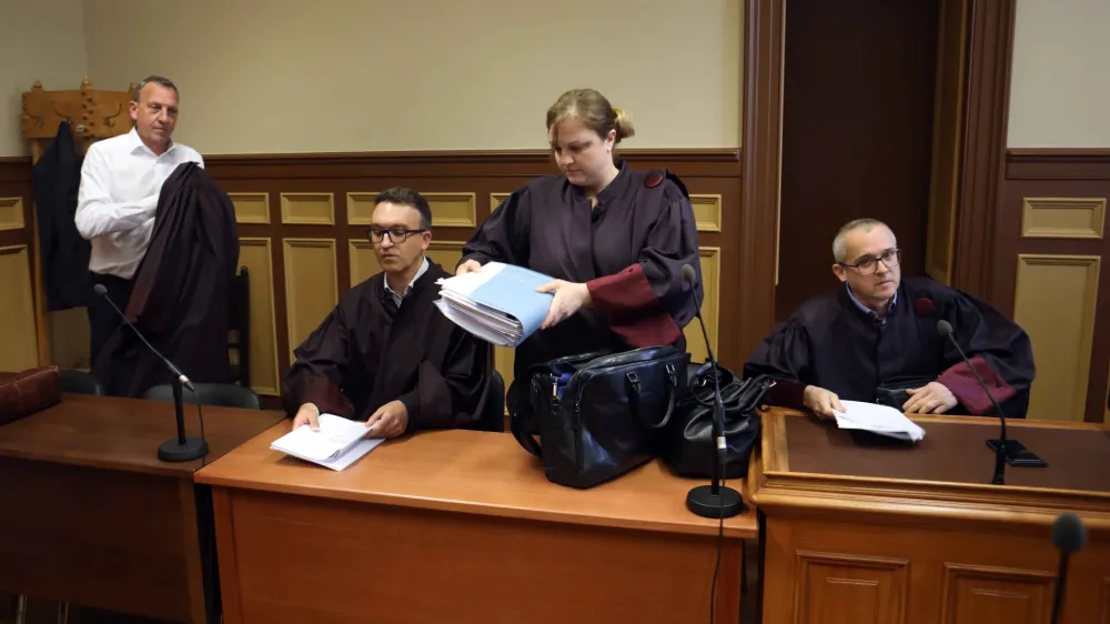 Obtoženih ni bilo, pri&scaron;li so le njihovi zagovorniki Sa&scaron;a Ravnik, Peter Mele, Petra Starič in Igor Gro&scaron;elj.&nbsp;