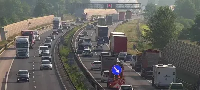 Voznik/voznica je sredi jutranje gneče na prehitevalnem pasu primorske avtoceste manjal/a pnevmatiko. 