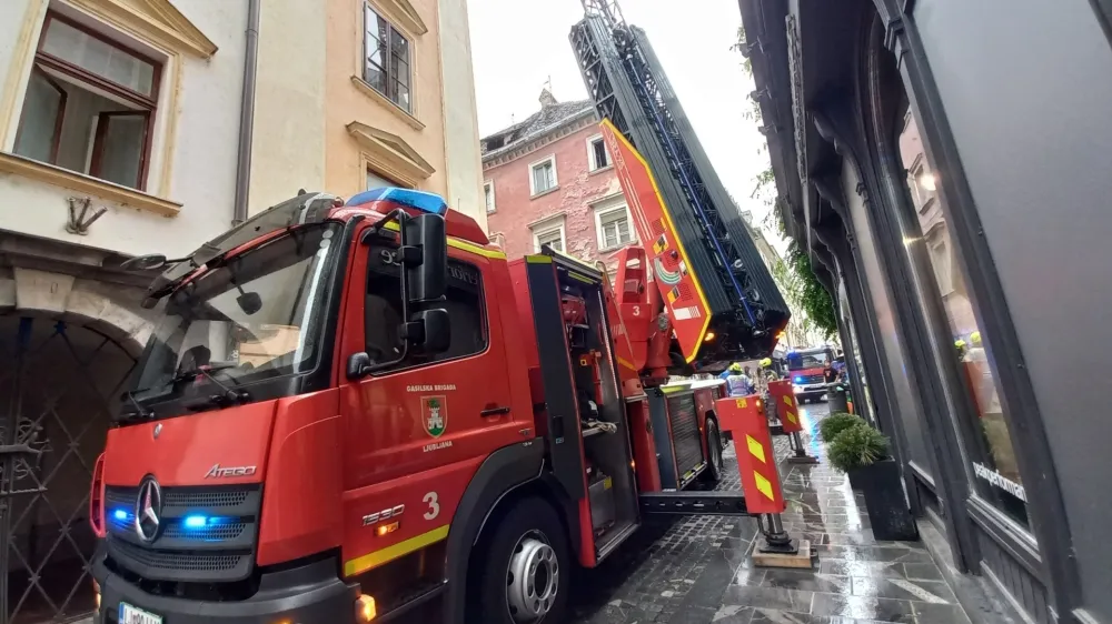 Gasilci v starem mestnem jedru hitro sprožijo skrb med me&scaron;čani in zvedavost med turisti. Tokrak k sreči ni bilo nič posebnega. F Primož Knez