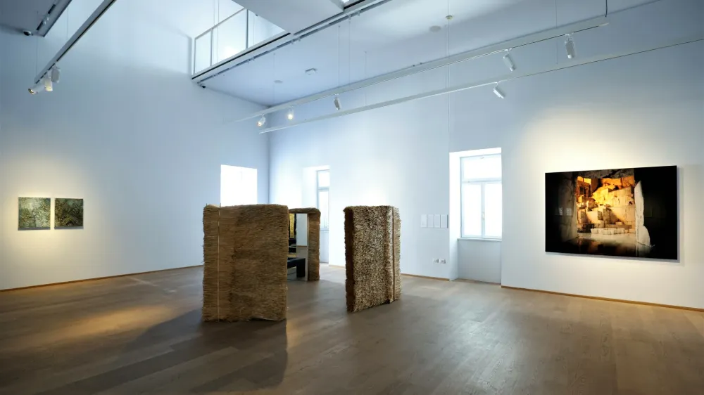 V Mestni galeriji Piran od. 3.6 do 20. avgusta gostuje 21 raznovrstnih umetnin, ki se javnosti predstavljajo pod skupnim naslovom: Vse ni tako, kot se zdi (Everything Is Not What It Seems).
