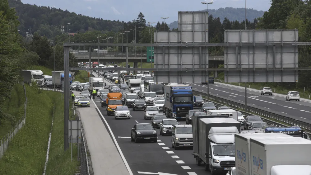 - 18.05.2023 &ndash; Ljubljanska obvoznica &ndash; prometni zastoj zaradi praznika Jezusovega vnebohod v nekaterih državah //FOTO: Luka Cjuha