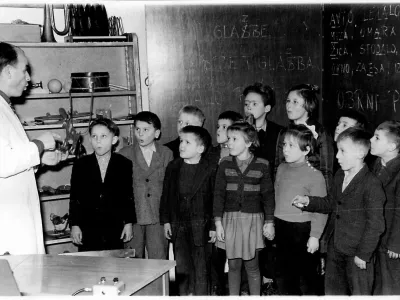 S tem, ko je gluhim odvzela pravico do uporabe znakovnega jezika, je namreč povzročila, da so ena izmed najslab&scaron;e izobraženih skupnosti. 