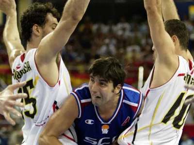 Dejan Bodiroga (z žogo) in Jorge Garbajosa (levo) sta bila nekdaj tekmeca na parketu, zdaj pa bosta posku&scaron;ala pomagati evropski ko&scaron;arki.
