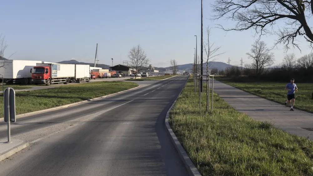 - 21.03.2023 - Industrijska cesta v Zalogu &ndash; nova povezovalna cesta od Ceste v prod preko Agrokombinatske ceste in Hladilni&scaron;ke poti do Zalo&scaron;ke ceste v dolžini cca 2.200 m. FOTO: Jaka Gasar